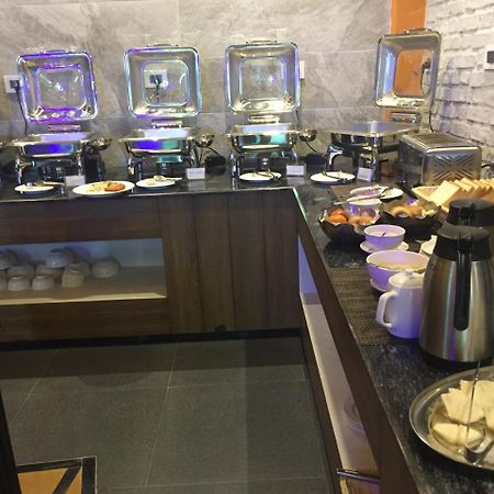 Hotel White Himal Покхара Екстер'єр фото