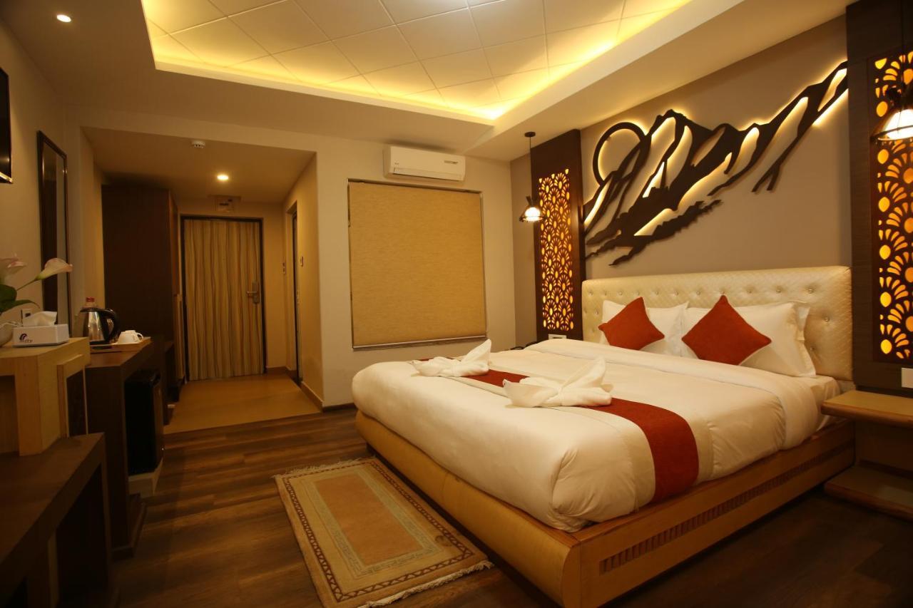 Hotel White Himal Покхара Екстер'єр фото