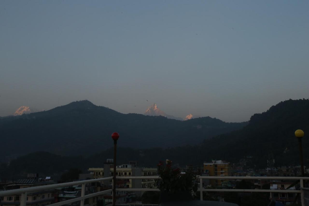 Hotel White Himal Покхара Екстер'єр фото