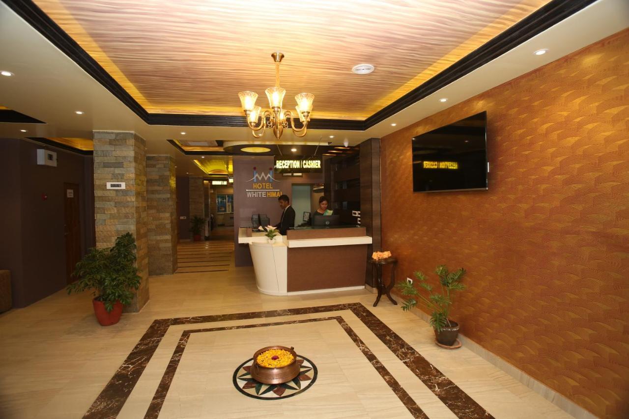 Hotel White Himal Покхара Екстер'єр фото