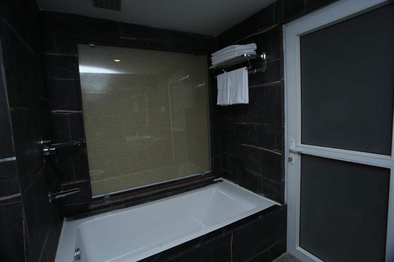 Hotel White Himal Покхара Екстер'єр фото