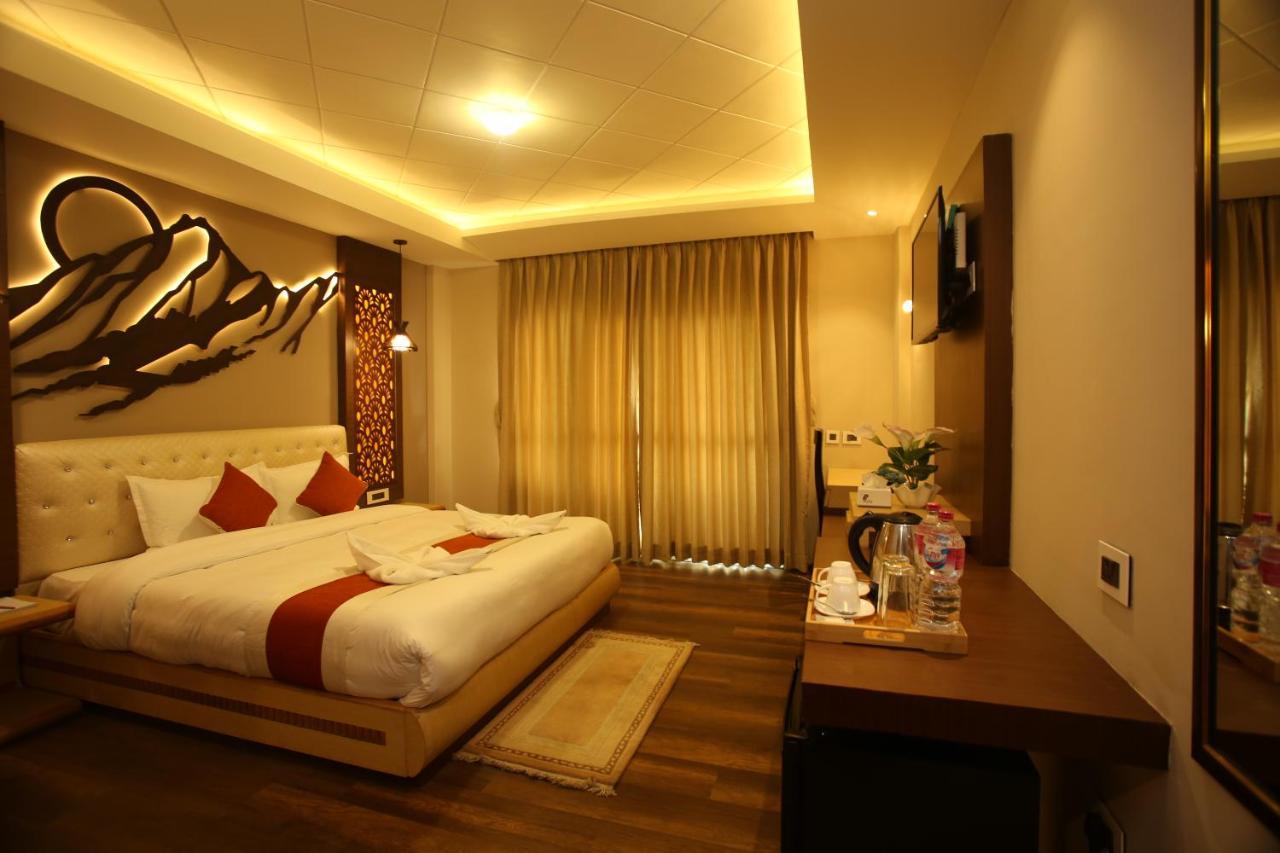 Hotel White Himal Покхара Екстер'єр фото