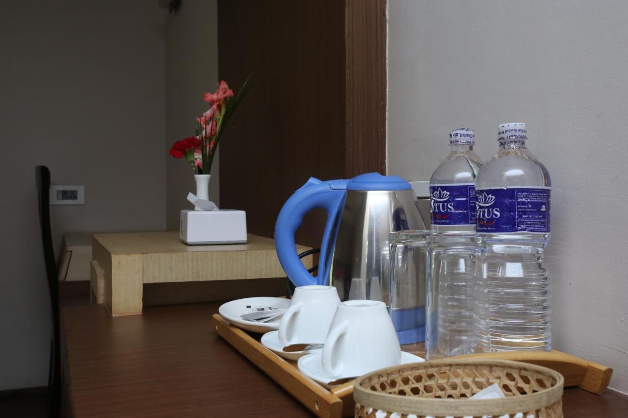 Hotel White Himal Покхара Екстер'єр фото