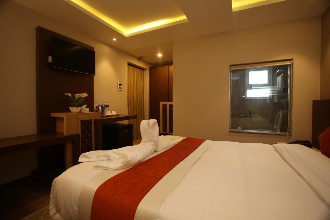 Hotel White Himal Покхара Екстер'єр фото