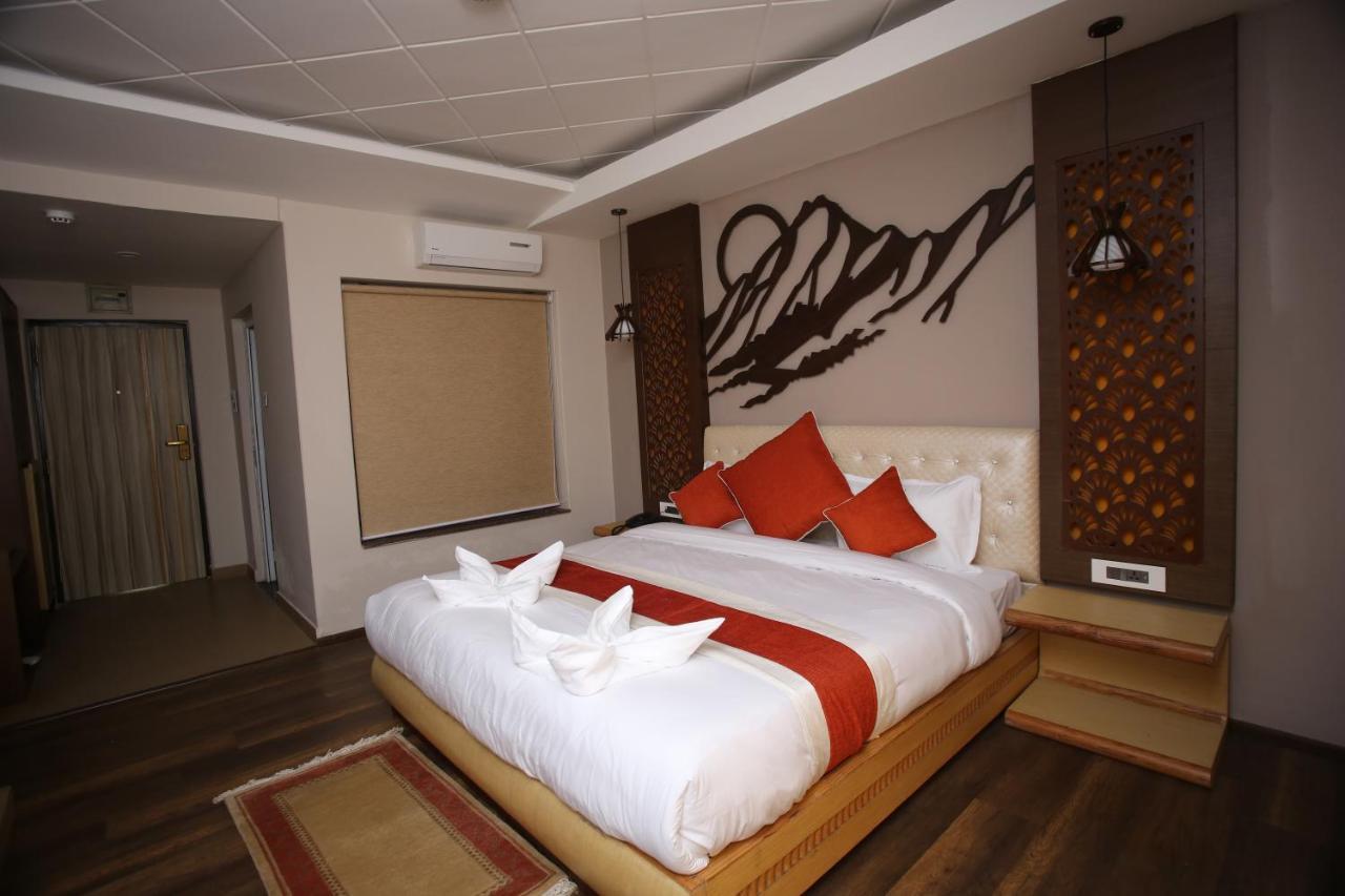 Hotel White Himal Покхара Екстер'єр фото
