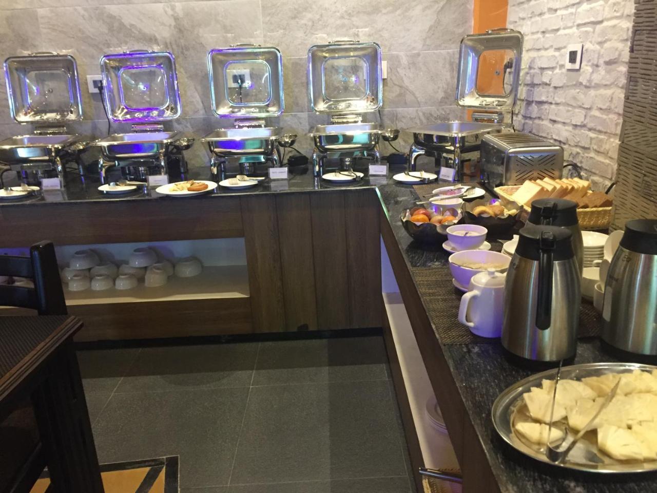 Hotel White Himal Покхара Екстер'єр фото
