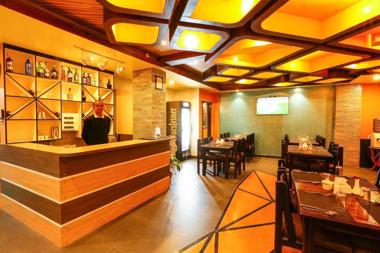 Hotel White Himal Покхара Екстер'єр фото