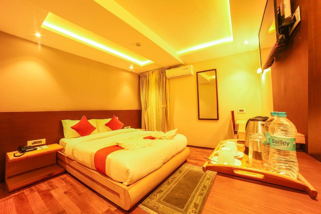 Hotel White Himal Покхара Екстер'єр фото