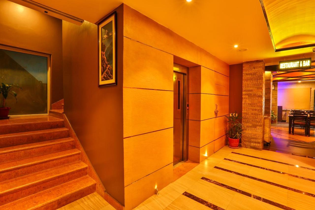 Hotel White Himal Покхара Екстер'єр фото