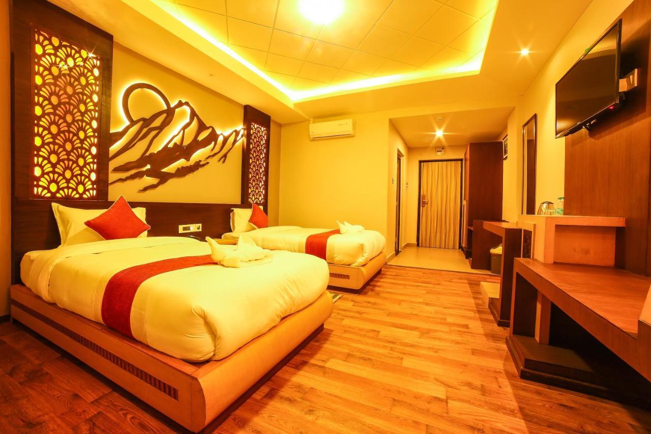 Hotel White Himal Покхара Екстер'єр фото