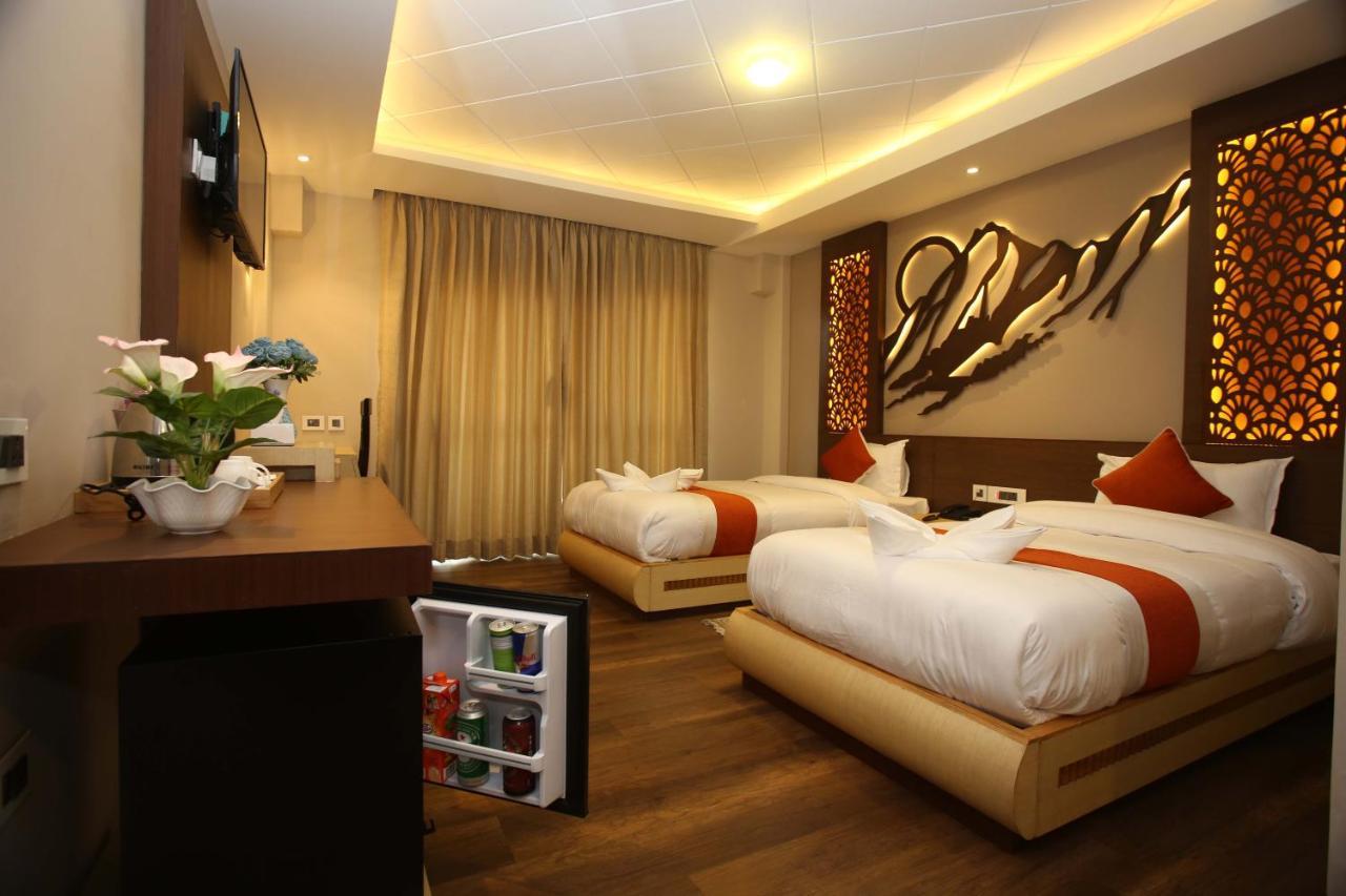 Hotel White Himal Покхара Екстер'єр фото