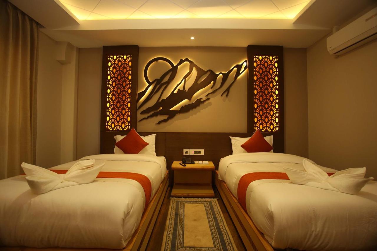 Hotel White Himal Покхара Екстер'єр фото