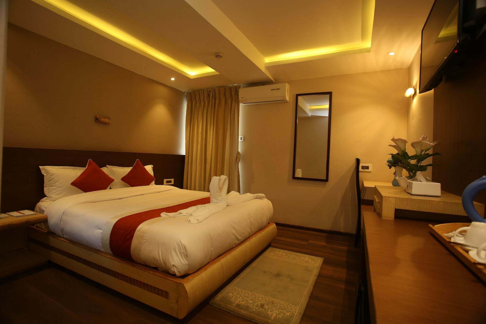 Hotel White Himal Покхара Екстер'єр фото